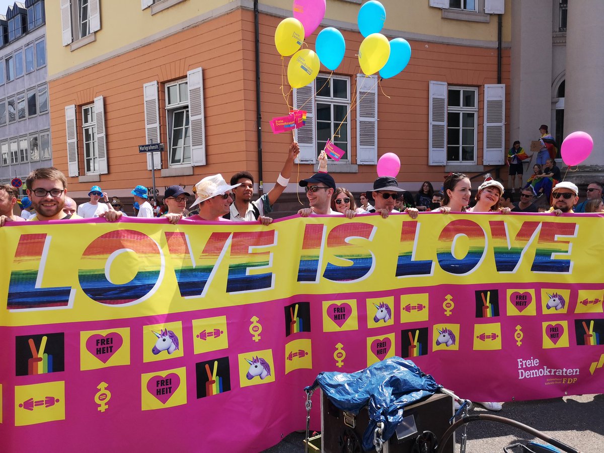 Vielen Dank an alle für diesen tollen Beitrag zur Demo des @csdkarlsruhe #loveislove #PrideMonth 🦄 #Ehrenamt #Team48 #kwbw24 Nur eine tolerante Gesellschaft, ist eine zivilisierte Gesellschaft. #givepeaceachance #standupforlove 🙏🏻
