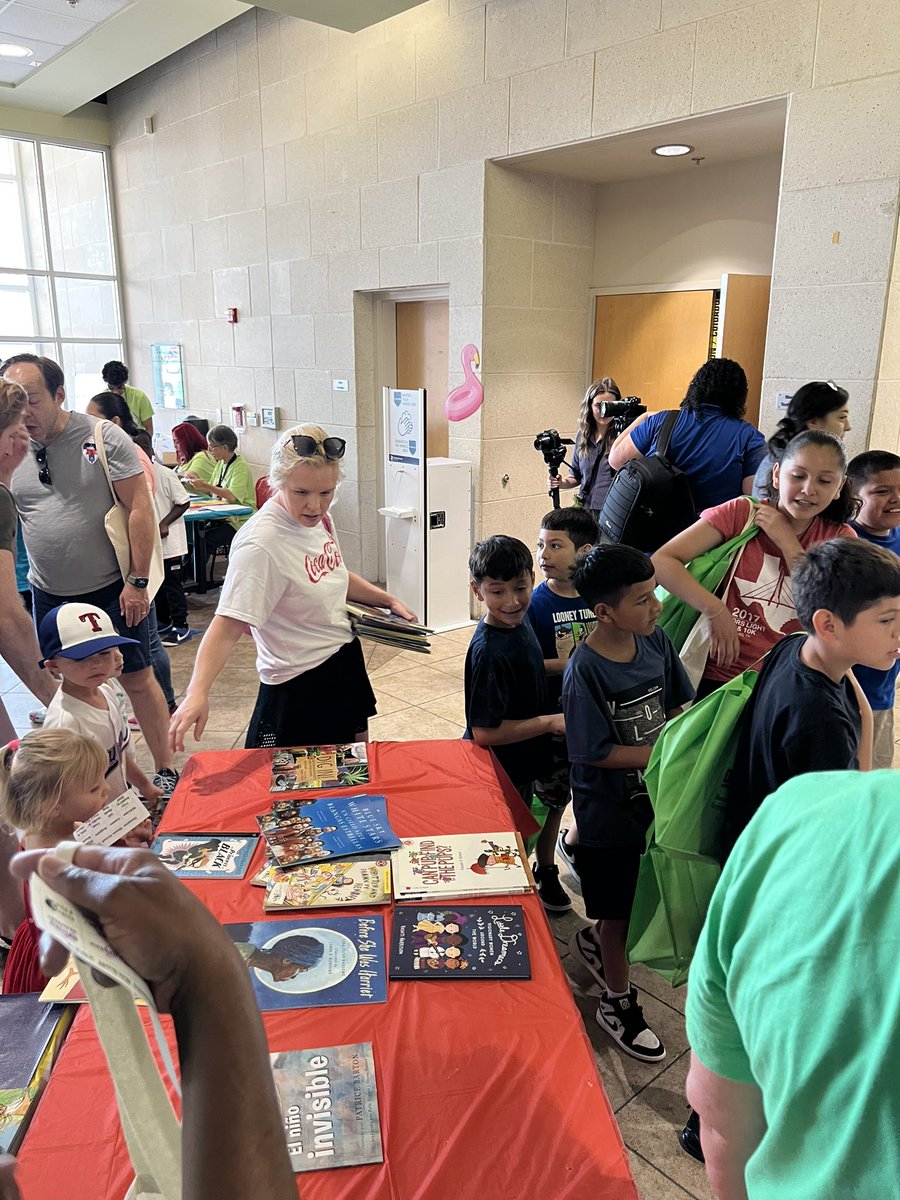 MelodyHurd1's tweet photo. Students are getting some great Chapter books! What a great way to start your summer!#ReadforMe
@DrElenaSHill @Mo1Ramirez @MurilloDebbie1 @HildaCRobinson @AnneLaurenMarrs https://t.co/bkQugwzqKX