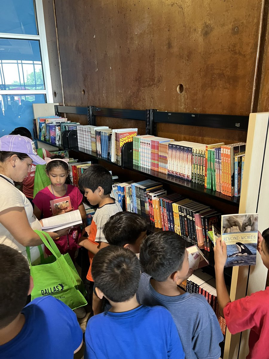 MelodyHurd1's tweet photo. Students are getting some great Chapter books! What a great way to start your summer!#ReadforMe
@DrElenaSHill @Mo1Ramirez @MurilloDebbie1 @HildaCRobinson @AnneLaurenMarrs https://t.co/bkQugwzqKX