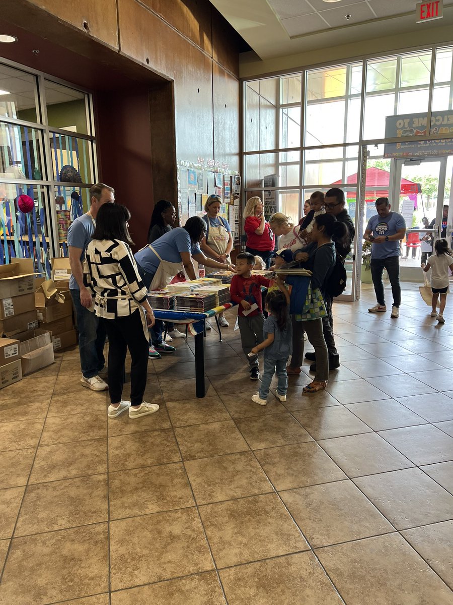 MelodyHurd1's tweet photo. Students are getting some great Chapter books! What a great way to start your summer!#ReadforMe
@DrElenaSHill @Mo1Ramirez @MurilloDebbie1 @HildaCRobinson @AnneLaurenMarrs https://t.co/bkQugwzqKX
