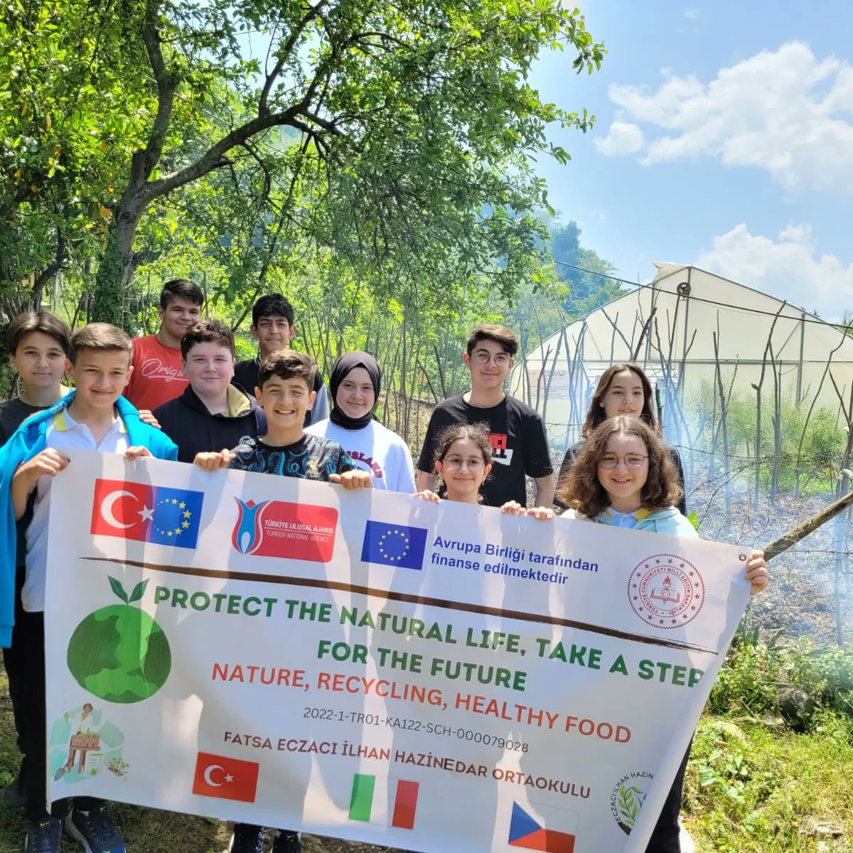 DOGAL_HAYATIKOR's tweet photo. Projemizin sağlıklı gıda ve sürdürülebilir tarım konularında bilgi ve deneyim edinmek  amacıyla ögrencilerimizle birlikte organik tavuk çiftliğini ve tarım uygulama alanını ziyaret  ettik.
Organik yumurta ve ürünlerin yetiştirilme süreci ve uygulamaları konusunda  bilgi edindik. https://t.co/2VTOvreaQd
