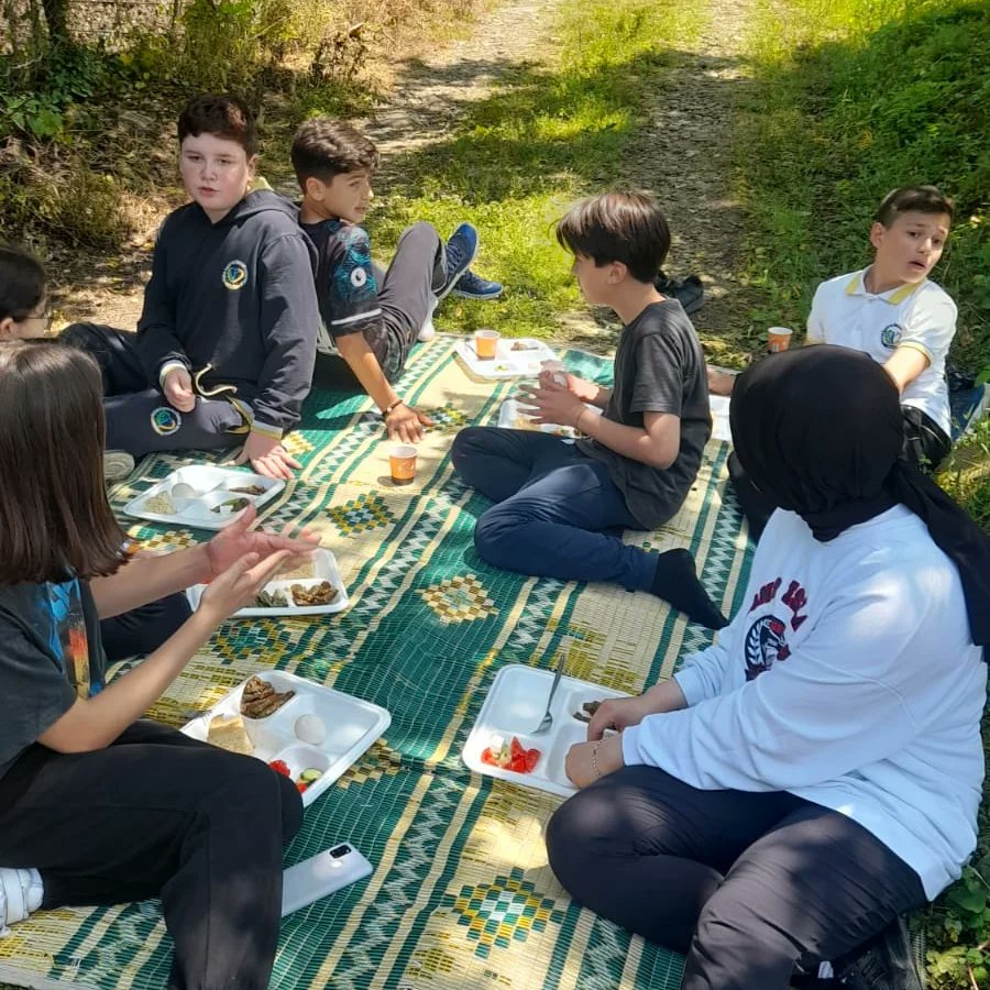 DOGAL_HAYATIKOR's tweet photo. Projemizin sağlıklı gıda ve sürdürülebilir tarım konularında bilgi ve deneyim edinmek  amacıyla ögrencilerimizle birlikte organik tavuk çiftliğini ve tarım uygulama alanını ziyaret  ettik.
Organik yumurta ve ürünlerin yetiştirilme süreci ve uygulamaları konusunda  bilgi edindik. https://t.co/2VTOvreaQd