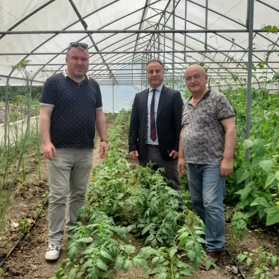 DOGAL_HAYATIKOR's tweet photo. Projemizin sağlıklı gıda ve sürdürülebilir tarım konularında bilgi ve deneyim edinmek  amacıyla ögrencilerimizle birlikte organik tavuk çiftliğini ve tarım uygulama alanını ziyaret  ettik.
Organik yumurta ve ürünlerin yetiştirilme süreci ve uygulamaları konusunda  bilgi edindik. https://t.co/2VTOvreaQd