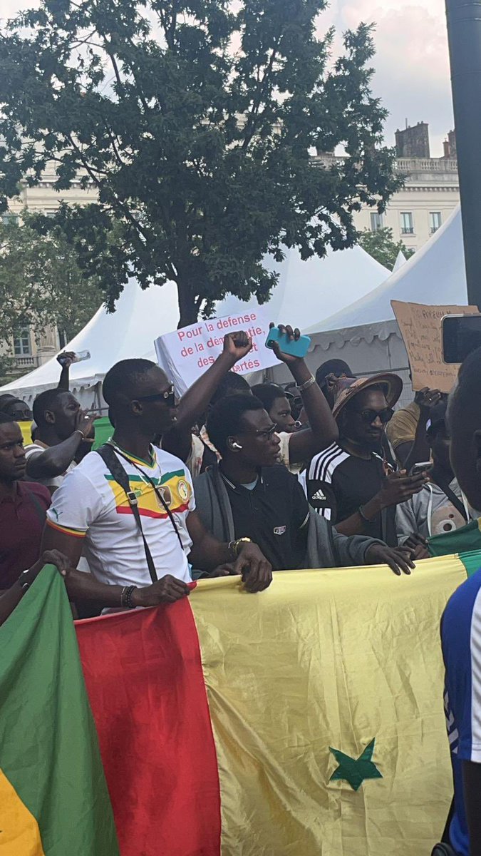 IdyColy19's tweet photo. Les Sénégalais de #Lyon sont sortis manifester à la place Bellecour pour dénoncer les agissements du tyran Macky Sall et de son gouvernement. Lors des manifestations, des balles réelles sont tirées sur la population causant plus de 20 morts en 2 jours. 
#FreeSenegal https://t.co/IKYdpWzUOo