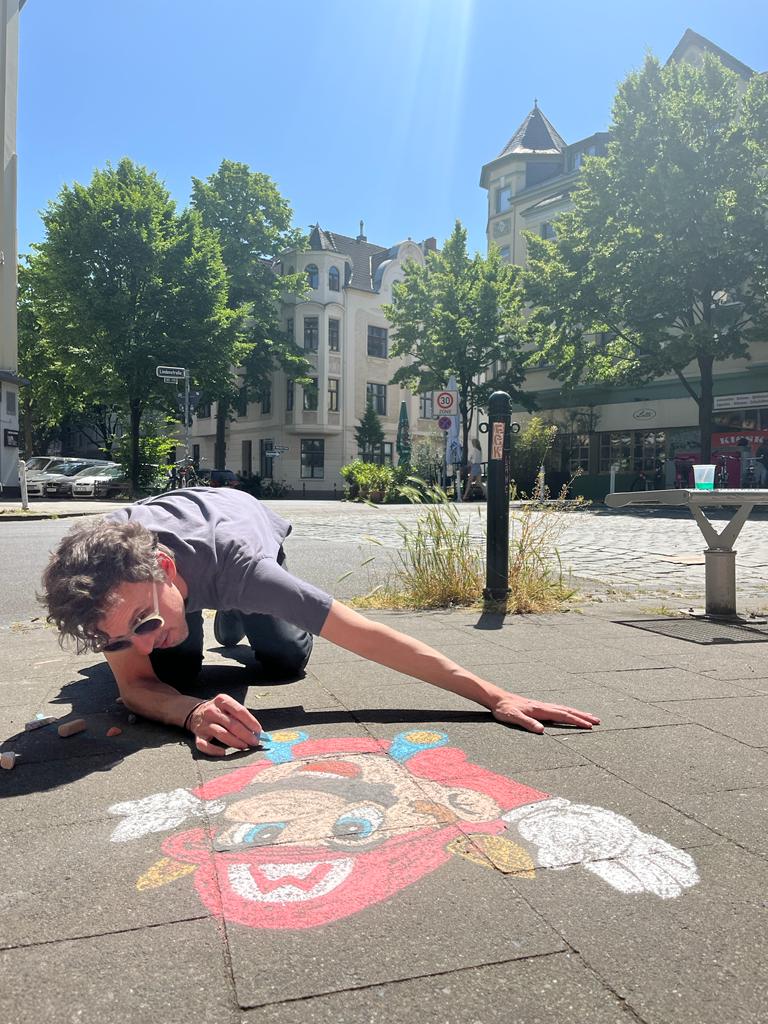 terriblyexcited's tweet image. Latest addition to chalkin' season, here you can see the artist performing his precision moves.✨
... p.s. now accepting donations, chalk is expensive😅
💌 donate &amp;amp; make a request tr.ee/1TMqYR2yIq
#StreetArt #SidewalkChalk