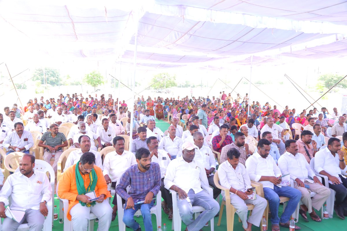 Collector_YDR's tweet photo. We are grateful to Hon'ble @TelanganaCS Ma'am for giving her valuable time and participating in #RythuDinotsvam in Jalalpur. She interacted with farmers and public representatives and personally inspected the lunch arrangements for invitees

@TelanganaCMO @KTRBRS @jagadishBRS https://t.co/kk0Ozr28kk