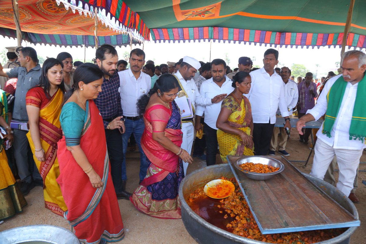 Collector_YDR's tweet photo. We are grateful to Hon'ble @TelanganaCS Ma'am for giving her valuable time and participating in #RythuDinotsvam in Jalalpur. She interacted with farmers and public representatives and personally inspected the lunch arrangements for invitees

@TelanganaCMO @KTRBRS @jagadishBRS https://t.co/kk0Ozr28kk