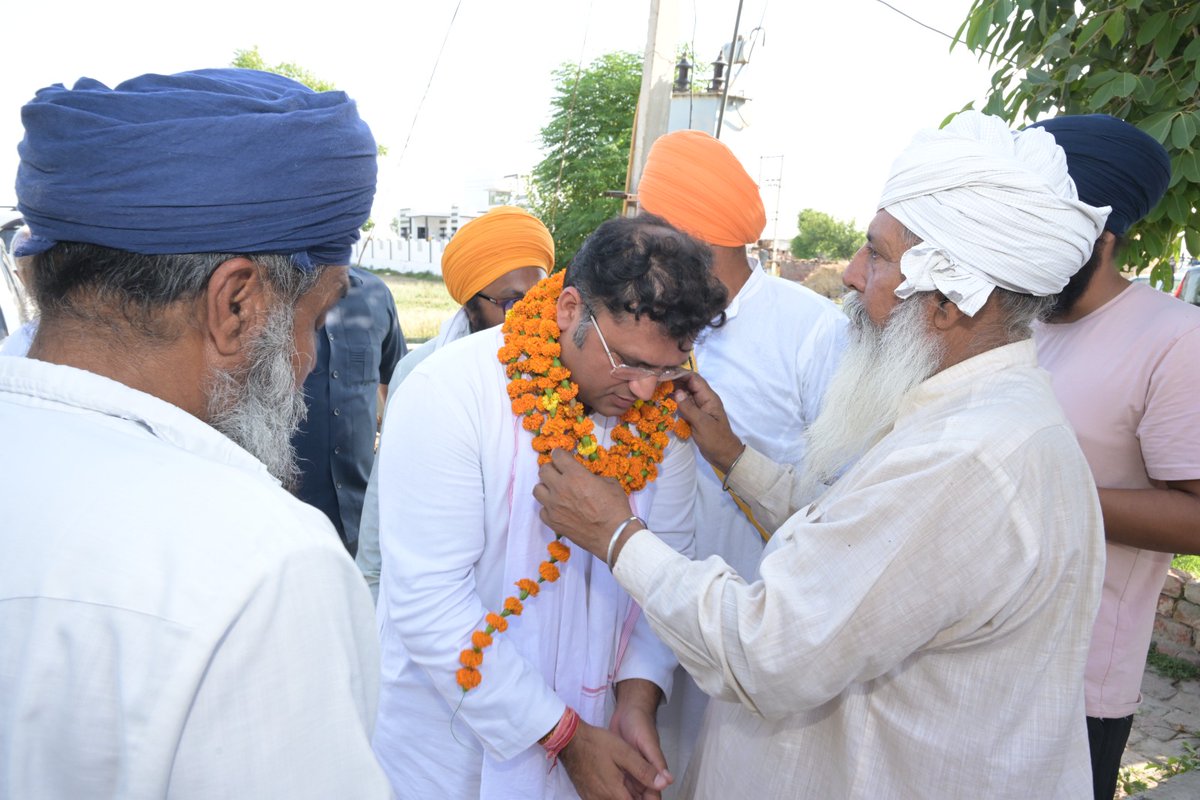Tanwar_Indian's tweet photo. उचाना विधानसभा क्षेत्र के गांव दुडाणा, ड्योला, बधाना, कालता में 8 जून को जींद में प्रस्तावित @AamAadmiParty के तिरंगा यात्रा व रोड शो के लिए जनसंपर्क कर आमजन को @ArvindKejriwal जी व @BhagwantMann जी से मिलने और उनके विचार सुनने के लिए आमंत्रित किया। https://t.co/3hIK2k52xR