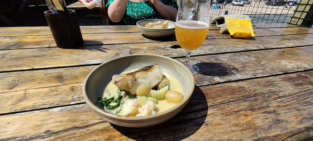 M3TALDetector's tweet photo. Lovely lunch at @Harrys_Shack this afternoon. Such amazing weather and beautiful coast in our wee country! The shack special pint Barmouth(?) Was delicious! And the kilkeel cod in a Thai sauce was superb! Till next time! https://t.co/c93L2OK11v