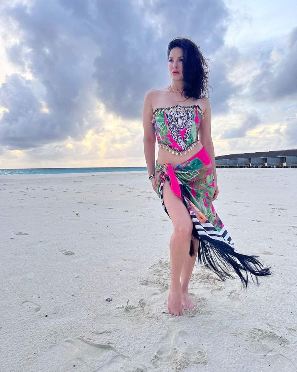 Sunny Leone’s latest pictures from the Maldives will make you skip a heartbeat! 💕🥵

#sunnyleone #maldives #travel #bollywood #LiveMint24