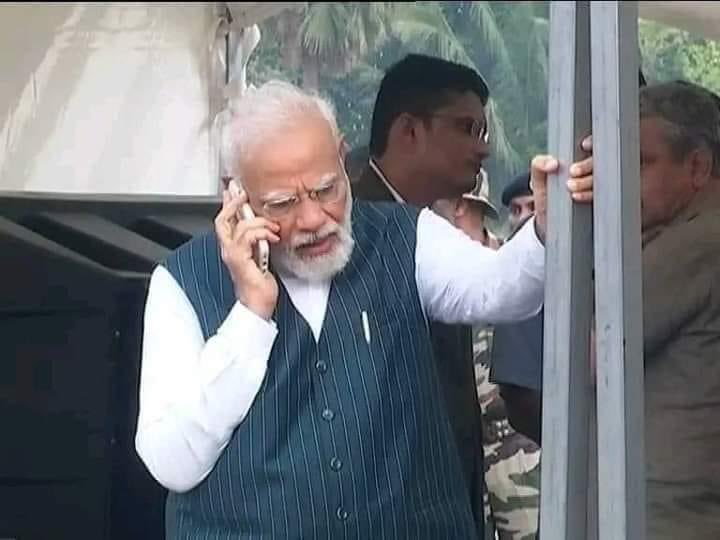सच कहे तो मेने इस इंसान को कभी इतना टेशन में नहीं देखा!! 

हाव भाव पढ़कर इस तस्वीर की भाषा को समझ सकते है, माथे पर पढ़ने वाला बल और चढ़ी हुई भौंहें बता रही हैं कि रेल हादसे में यात्री नही बल्कि परिवार के सदस्यों को खोया है। 

मुझे सिर्फ आशा ही नहीं विश्वास है आने वाले कुछ दिनों