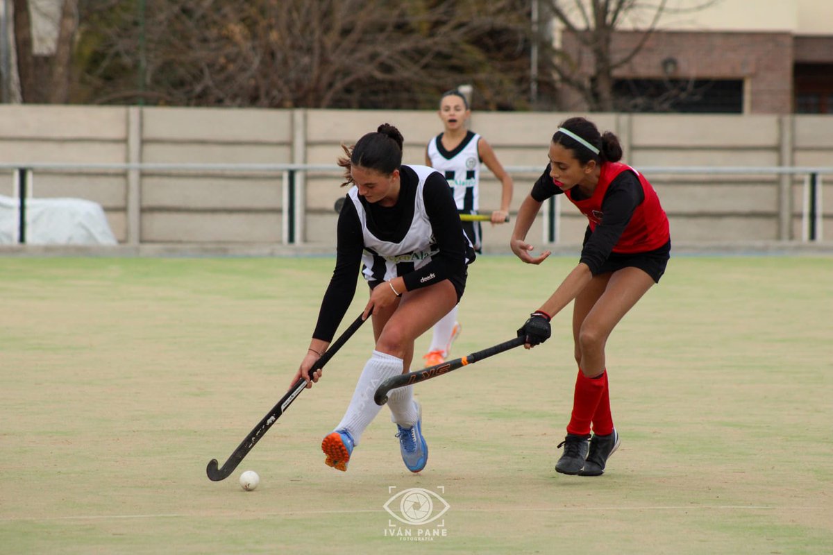 CenBlancoYNegro's tweet photo. #HockeyDamas 🏑¡ Goleada en Primera! Blanco y Negro se impuso por 13-0 a Alumni C. Pringles, en la tercera fecha del 🏆 Torneo Anual #CampeonatoA 

Goles: Iraola (3),  Beltrán (4),  Salotti, Gaitán (2), Clark y Pane (2).

¡Excelente partido, chicas! 👏👏👏

#DaleNegro!! ⚪🖤⚪ https://t.co/XSDwtsB4T1