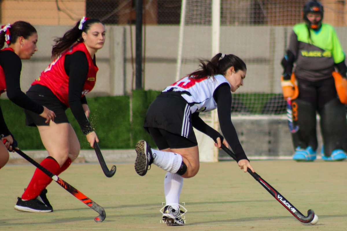 CenBlancoYNegro's tweet photo. #HockeyDamas 🏑¡ Goleada en Primera! Blanco y Negro se impuso por 13-0 a Alumni C. Pringles, en la tercera fecha del 🏆 Torneo Anual #CampeonatoA 

Goles: Iraola (3),  Beltrán (4),  Salotti, Gaitán (2), Clark y Pane (2).

¡Excelente partido, chicas! 👏👏👏

#DaleNegro!! ⚪🖤⚪ https://t.co/XSDwtsB4T1
