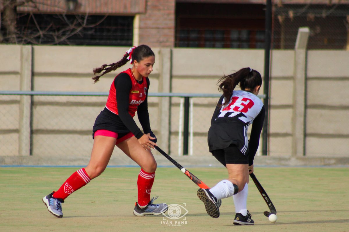 CenBlancoYNegro's tweet photo. #HockeyDamas 🏑¡ Goleada en Primera! Blanco y Negro se impuso por 13-0 a Alumni C. Pringles, en la tercera fecha del 🏆 Torneo Anual #CampeonatoA 

Goles: Iraola (3),  Beltrán (4),  Salotti, Gaitán (2), Clark y Pane (2).

¡Excelente partido, chicas! 👏👏👏

#DaleNegro!! ⚪🖤⚪ https://t.co/XSDwtsB4T1