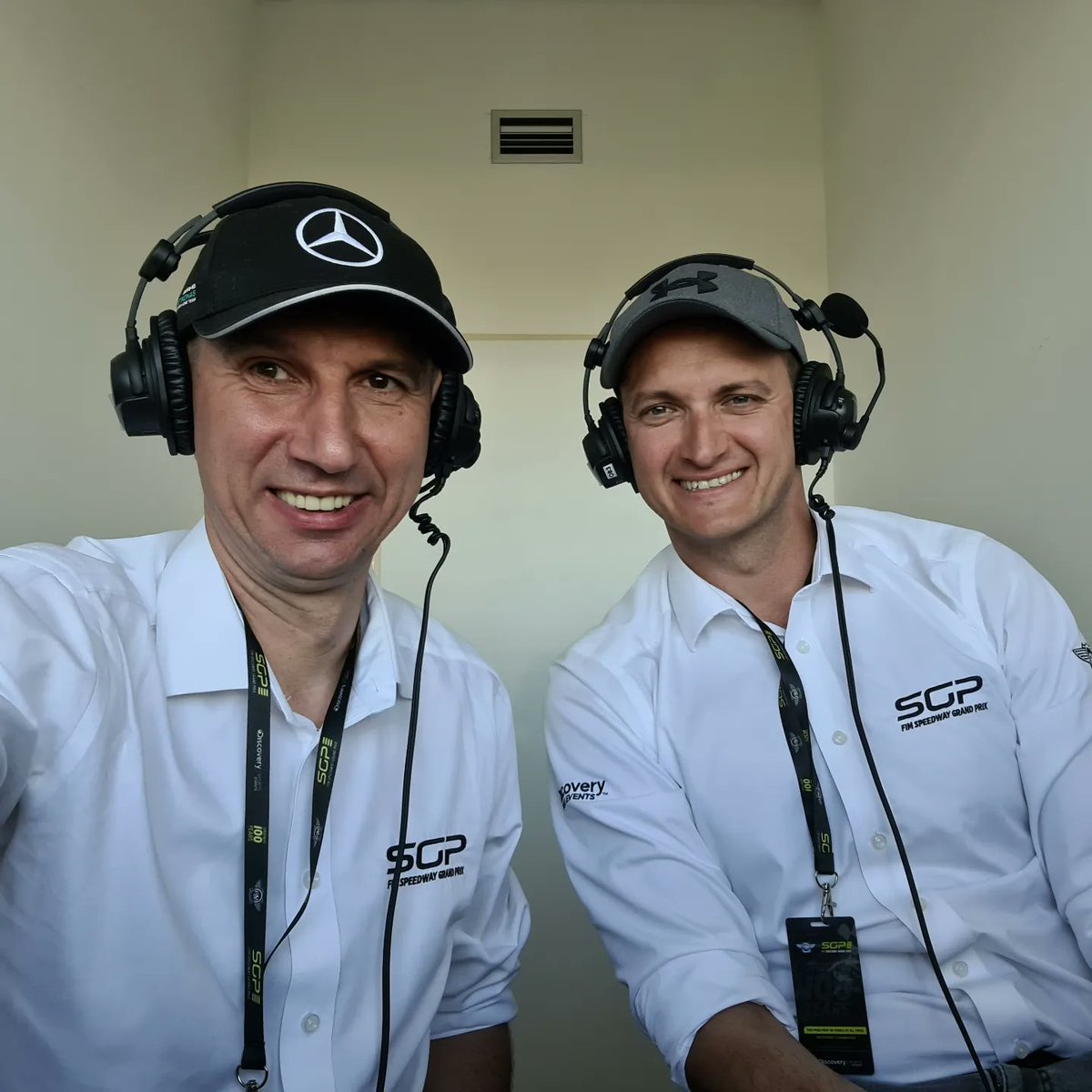 RafSpeedway's tweet photo. Halo, halo, tutaj Praha..."My se ne boimy, jeno mamy straha" 😉😉😉🎤🎧
Zapraszamy na 3 rundę @speedwaygp 🏍🇨🇿
Na żywo w  @eurosportpl @player.pl #EurosportExtra
@MichalKorosciel
#Studio
@seba_szczesny 
@MarcinKuzbicki 
#PiotrProtasiewicz https://t.co/8yxxopb4Ix