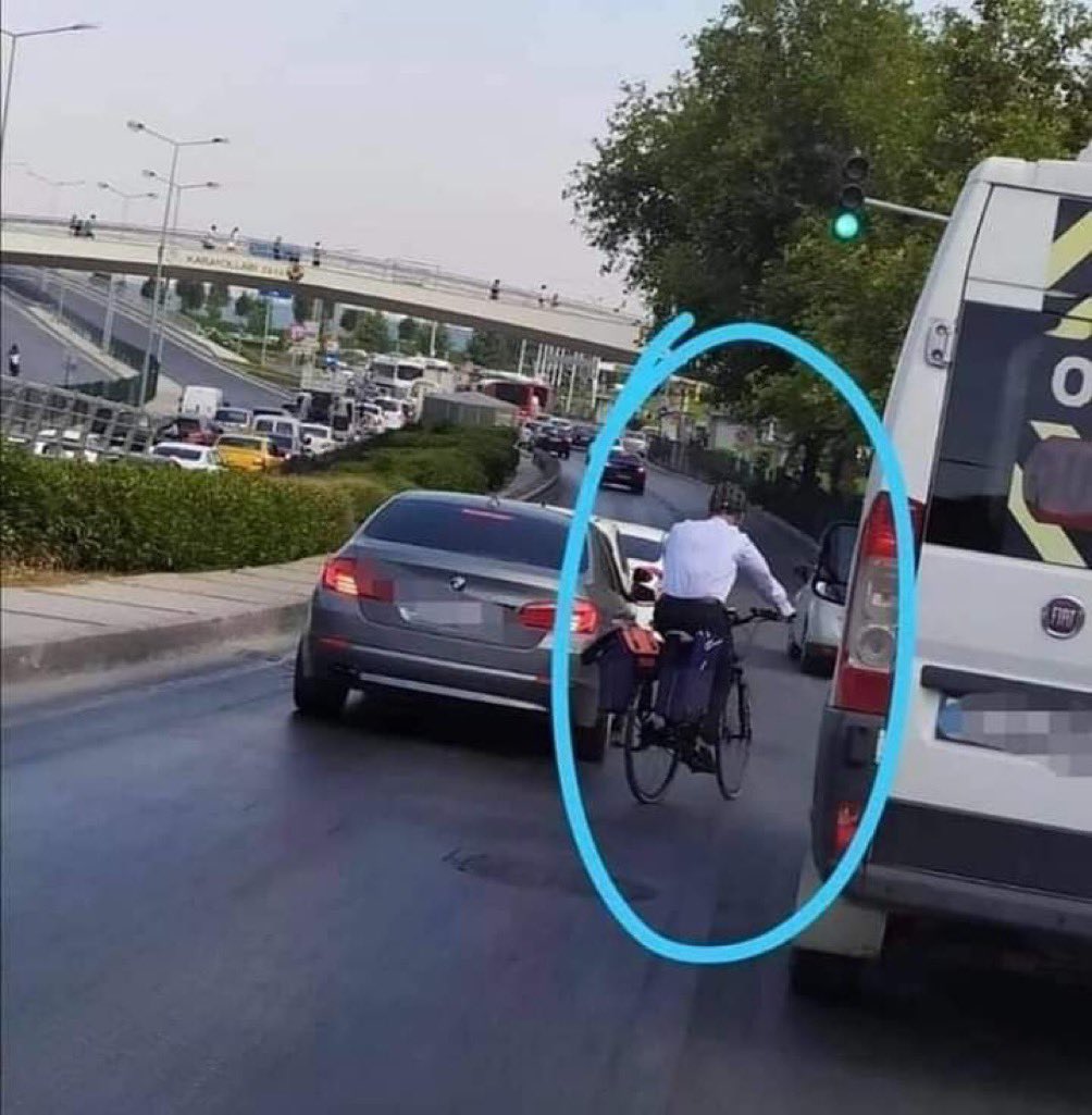 Norveç ya da İsveçli bir belediye başkanı olsa beğenirsiniz ama İzmir belediye başkanı Tunç Soyer işe gidiyor.. 😍