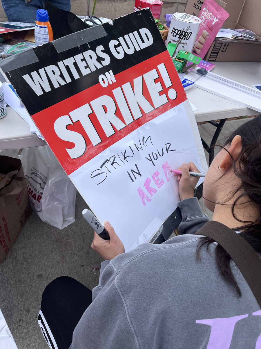 Couldn’t make it to the #WGAKPOPPicket? Here’s what you missed! 💜🪧🫶🏽 Signmaking table filled with craft supplies, photocards, & other fun stuff. And Korean snacks, of course! 😋🫰🏽#WGAstrong #WGASTRIKE #kpop