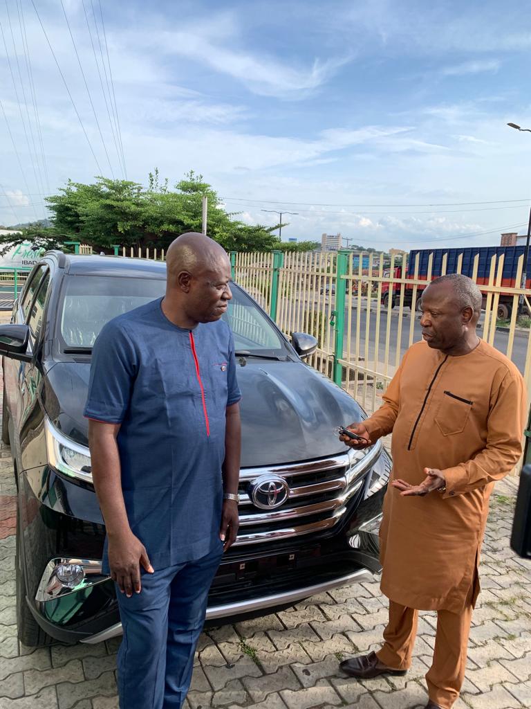 BIRTHDAY GIFT: Makinde Presents Brand New SUV Vehicle To Isaac Brown (PHOTOS) akedeoyo.com/birthday-gift-…