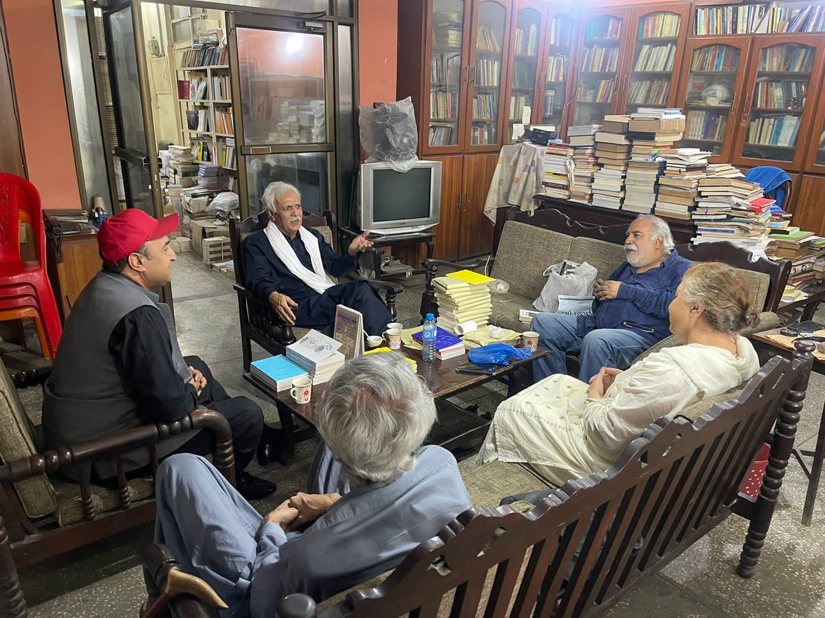 PPPCulturalWing's tweet photo. Pres #PPPCulturalWing &amp; Saraiki Poet @DrAshuLal with friends Maqsood Saqib Saeen , Saeen Irfan Khan Seehar,@irshadameen Saeen.
#LahoreVisits https://t.co/223LdUI8q2