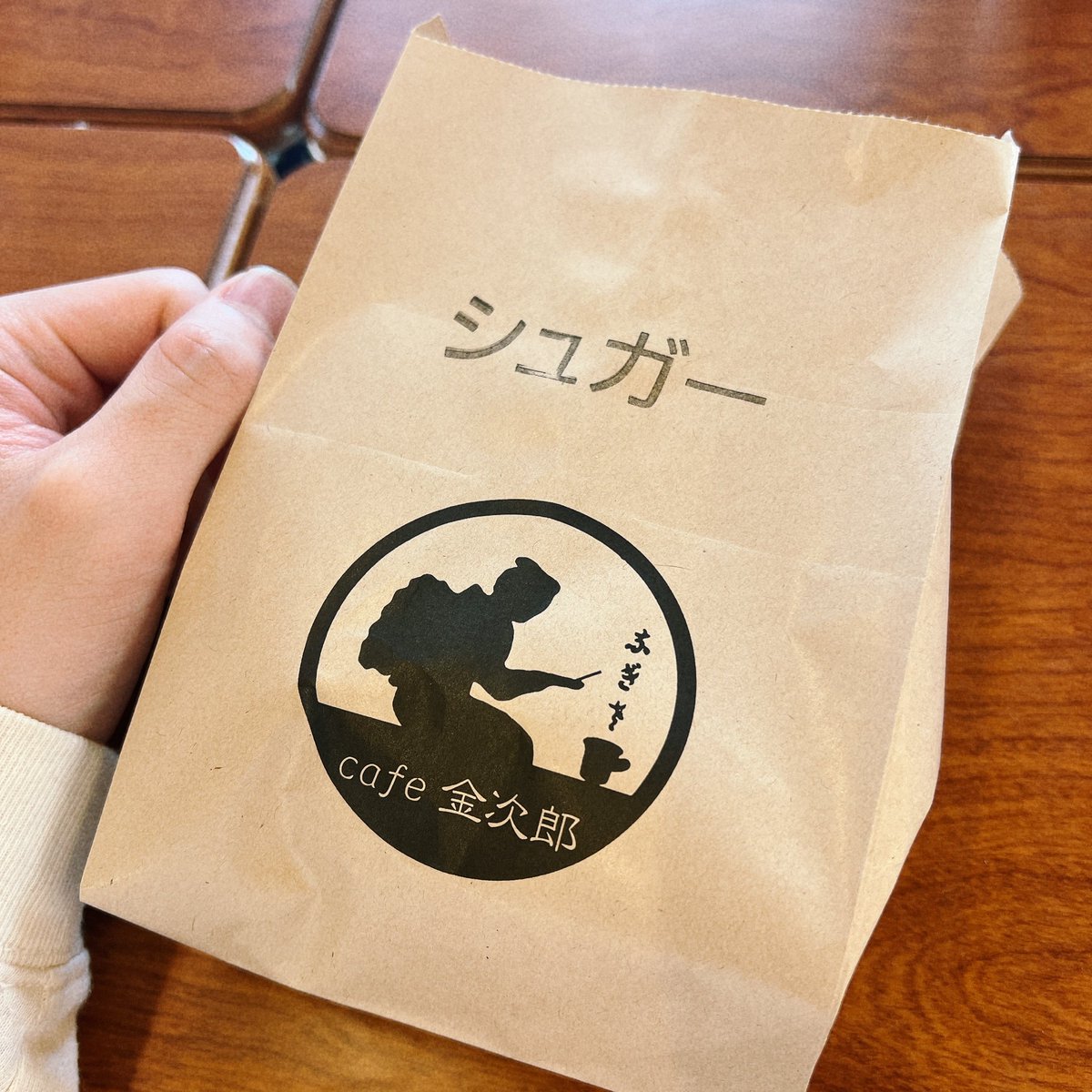 nekota_life's tweet photo. 道の駅にで揚げパン食べてたら
お店に入っていい子に座ってた！

#日常垢 #日常垢さんと繋がりたい
#雑多垢 #雑多垢さんと繋がりたい https://t.co/a3oSB9E9hh