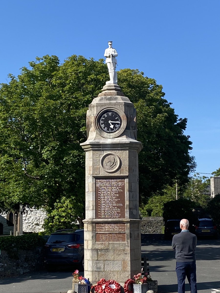 Megthelibraria1's tweet photo. War memorial #Llanfechell #Anglesey #warmemorials https://t.co/FbWTpHCmnX
