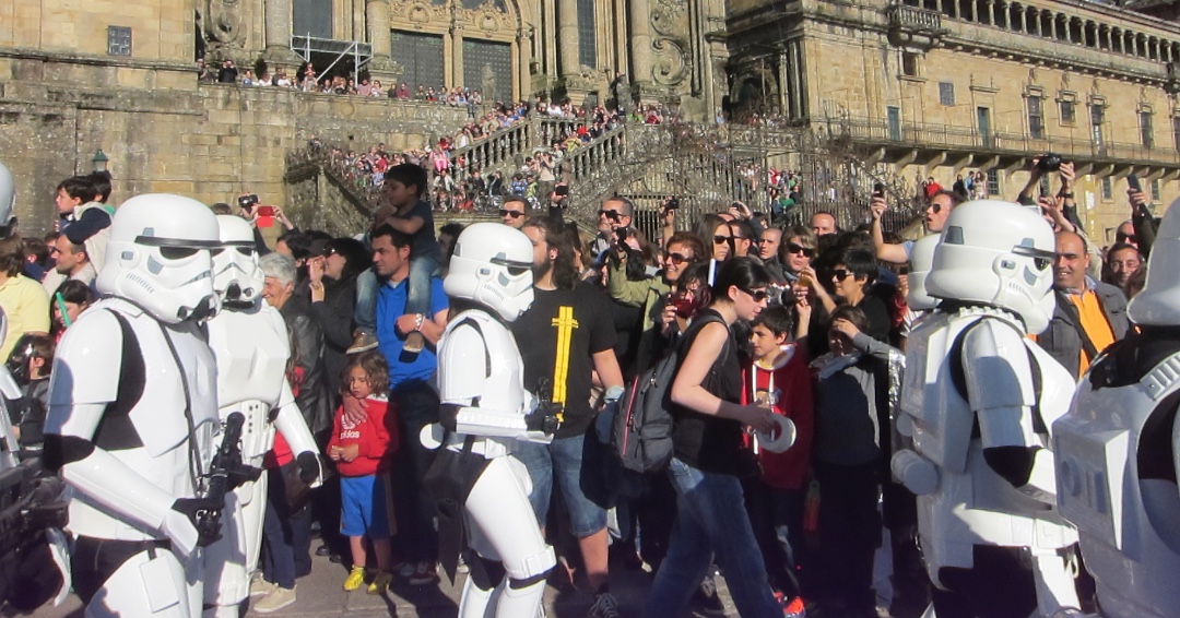 El #caminodesantiago es famoso y popular en todos los rincones de la #galaxia !!! , 
#peregrinos interestelares llegan a la #catedraldesantiago de #compostela ;) 😀😱