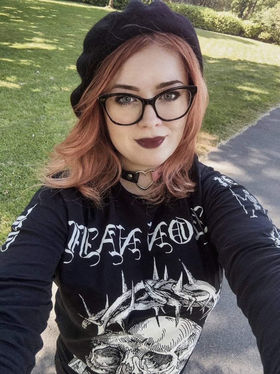 ☣️crzy8ers☣️ on Twitter: "RT @VampireGhuleh: tiny goth girl goes outside 🖤"