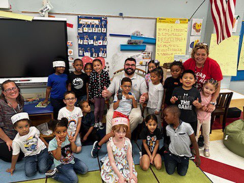 TracyCorcoran13's tweet photo. Reading week @YoungWoodsES. Thank you to Sargent Tim Thorpe, @DrWJReilly and the very sweet Mary Jackson (Dr. Reilly’s Grandmother) We love our students, thank you for spending time with us! 📕❤️🦉#hoothoot https://t.co/MgHNhrazFY