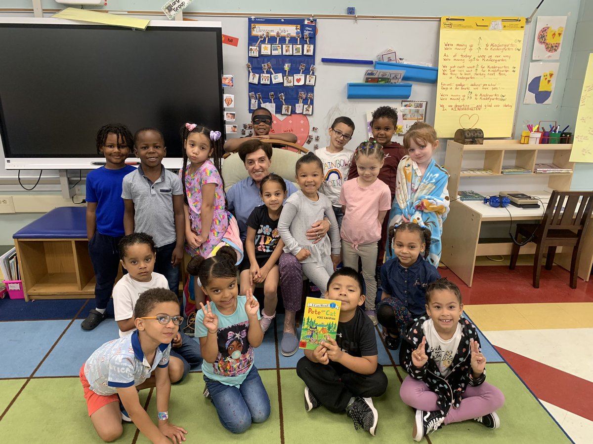 TracyCorcoran13's tweet photo. Reading week @YoungWoodsES. Thank you to Sargent Tim Thorpe, @DrWJReilly and the very sweet Mary Jackson (Dr. Reilly’s Grandmother) We love our students, thank you for spending time with us! 📕❤️🦉#hoothoot https://t.co/MgHNhrazFY