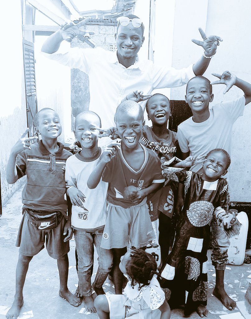 FantamadySN's tweet photo. @Presidence_gn LA COHÉSION ENTRE LES CHEFS DES ÉTATS SÈME L'ESPOIR DANS LES CŒURS DES ENFANTS ET LEUR DONNE UN SOURIRE SYMBOLIQUE COMME L'IMAGE LE PROUVE. 

ON EST FIERS DE VOUS ✌🇬🇳 https://t.co/zkxcymAZE3