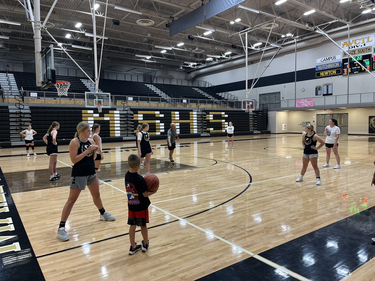 LadyMavHoops's tweet photo. End of Great Team Camp Week
☑️ High Level ENERGY for 4 Days
☑️ Selfless We > Me Basketball
☑️ Defensive Identity Established
☑️ Offensive Foundation Laid
☑️ Post Camp Pool Party

Work to do between now and November but this group has potential to be special! #LetsWork #WeOverWe https://t.co/2LJ8NVen7H