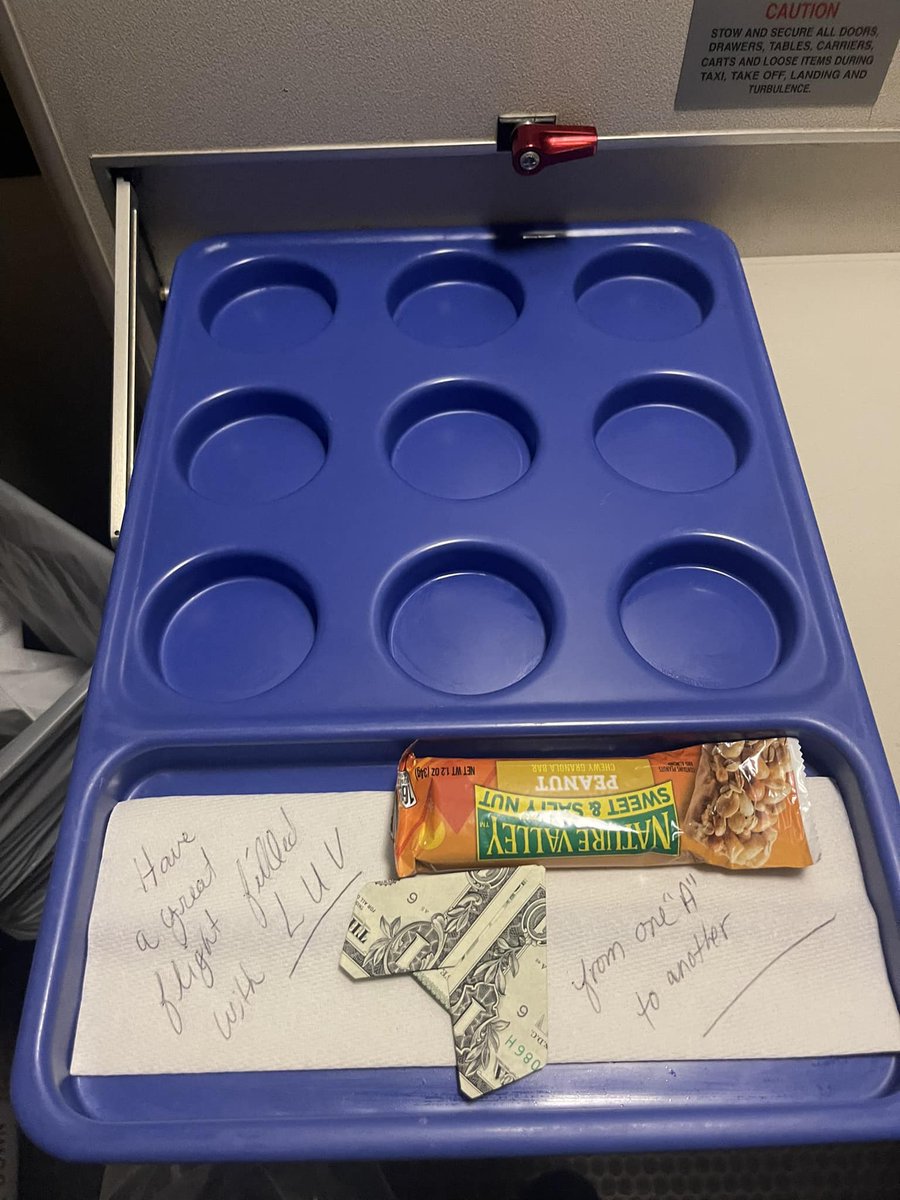SouthwestAir's tweet photo. Sometimes the smallest of gestures go a long way!
When Brian, one of our Flight Attendants, switched to a new plane with his fellow Crewmembers, he found this surprise left from the Crew who worked the leg before him. #SouthwestHeart #ActsOfKindess https://t.co/RR9bYQ05ua