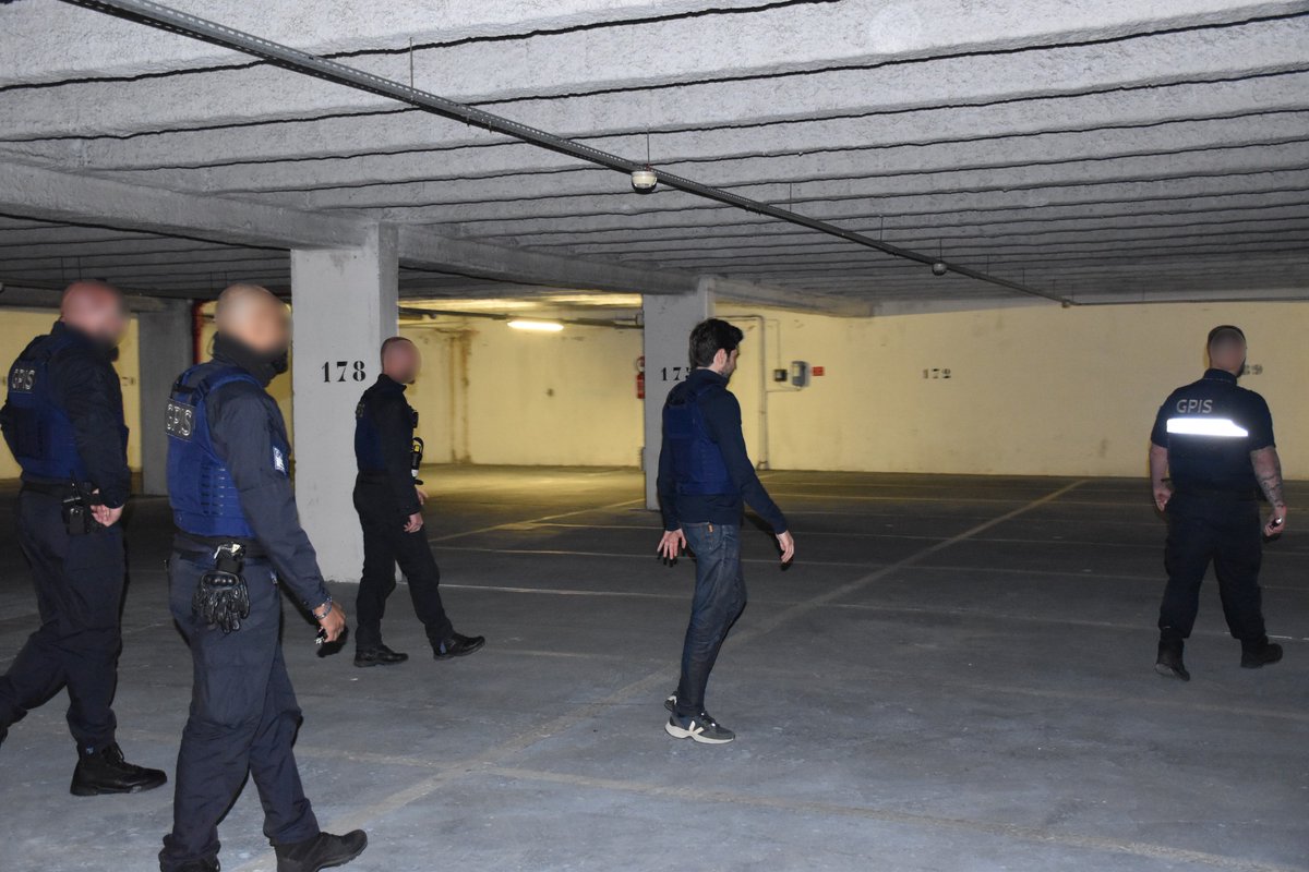 Nuit passionnante aux côtés des équipes du <a href="/GpisGie/">GPIS-GIE</a> sur le terrain, pour mieux comprendre leur quotidien.
Opération conjointe avec la <a href="/prefpolice/">Préfecture de Police</a> et la <a href="/PMdeParis/">Police Municipale de Paris</a>, interventions d'urgence sur appels de locataires, patrouilles d'initiative ... Ils réalisent un travail