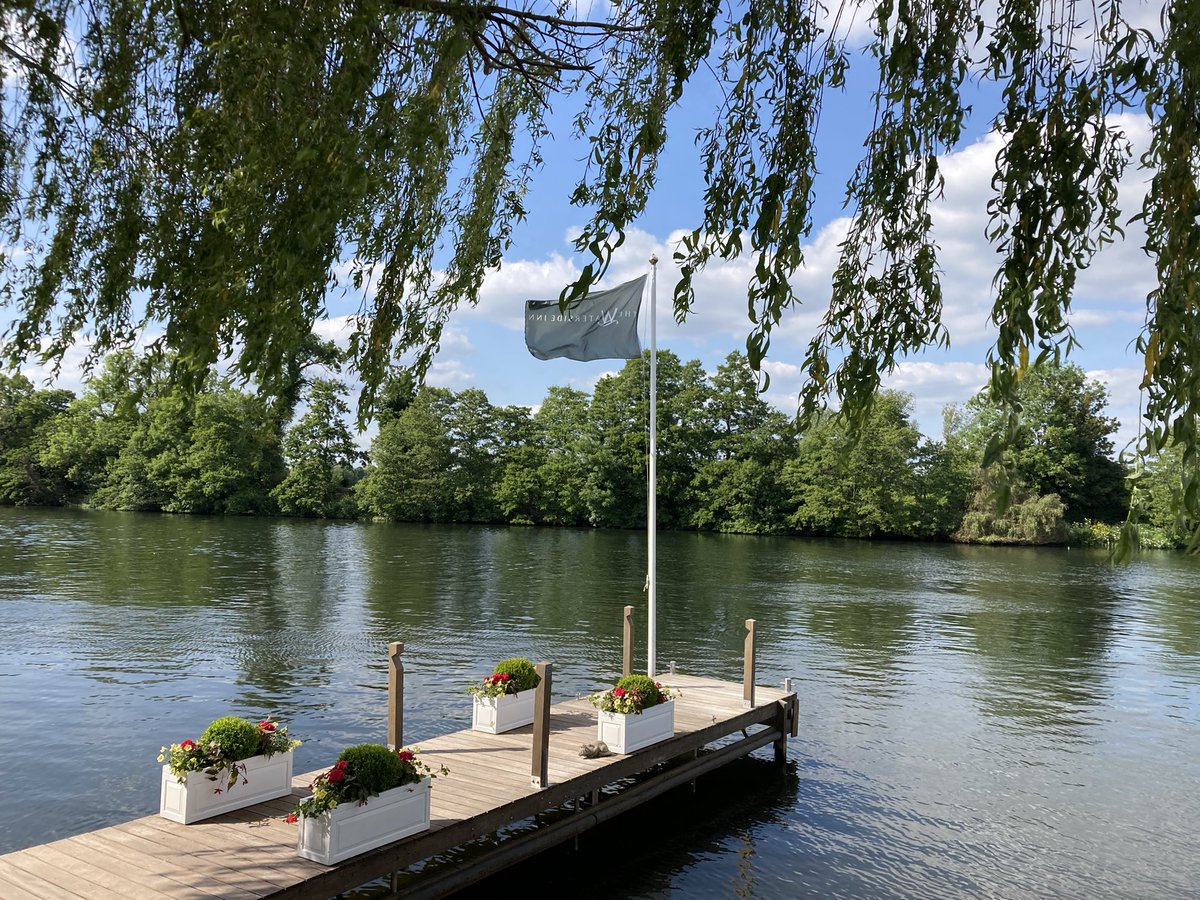 owenclark3's tweet image. It’s gin o’clock by the Thames #Bray #Waterside