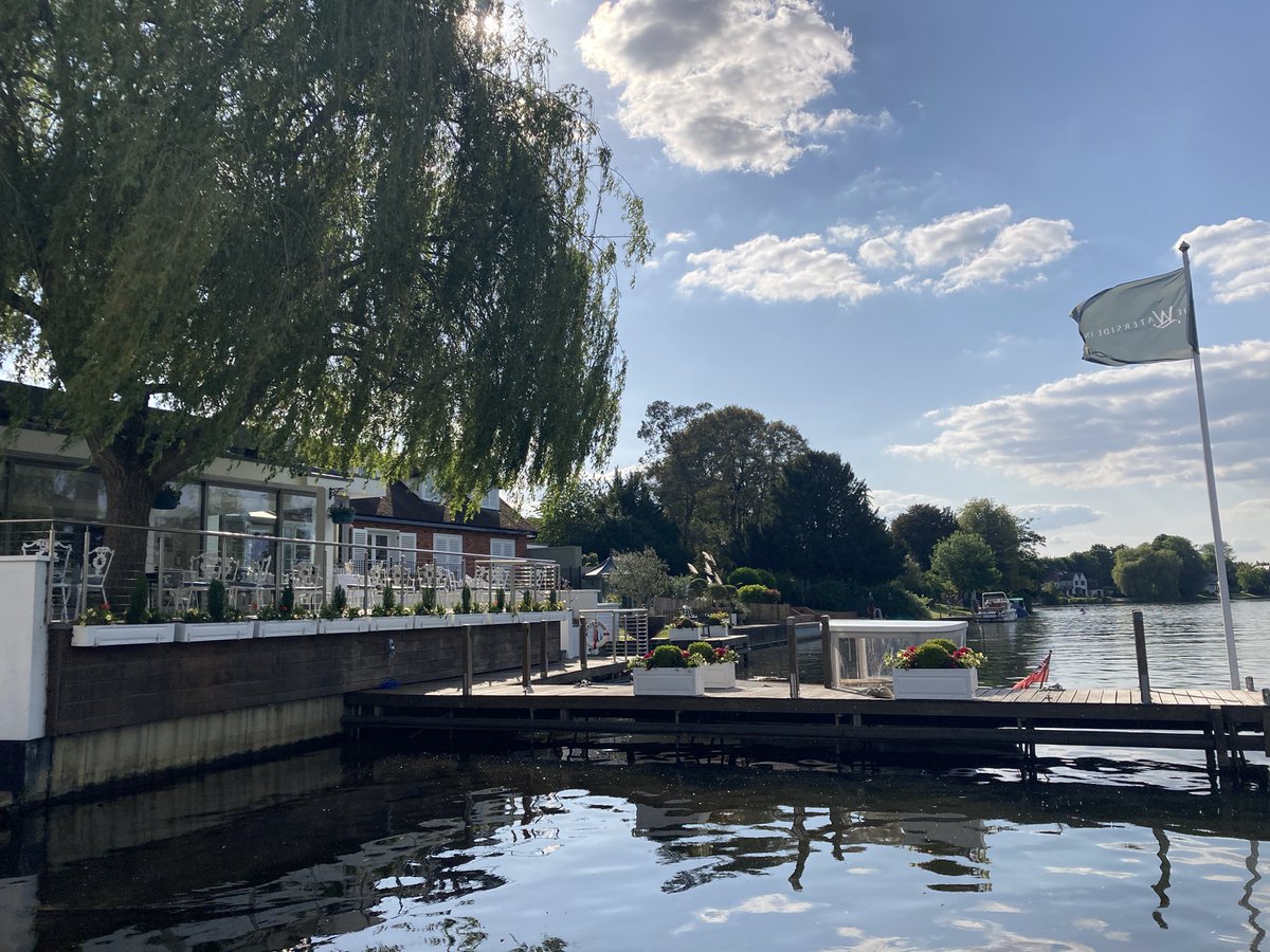 owenclark3's tweet image. It’s gin o’clock by the Thames #Bray #Waterside
