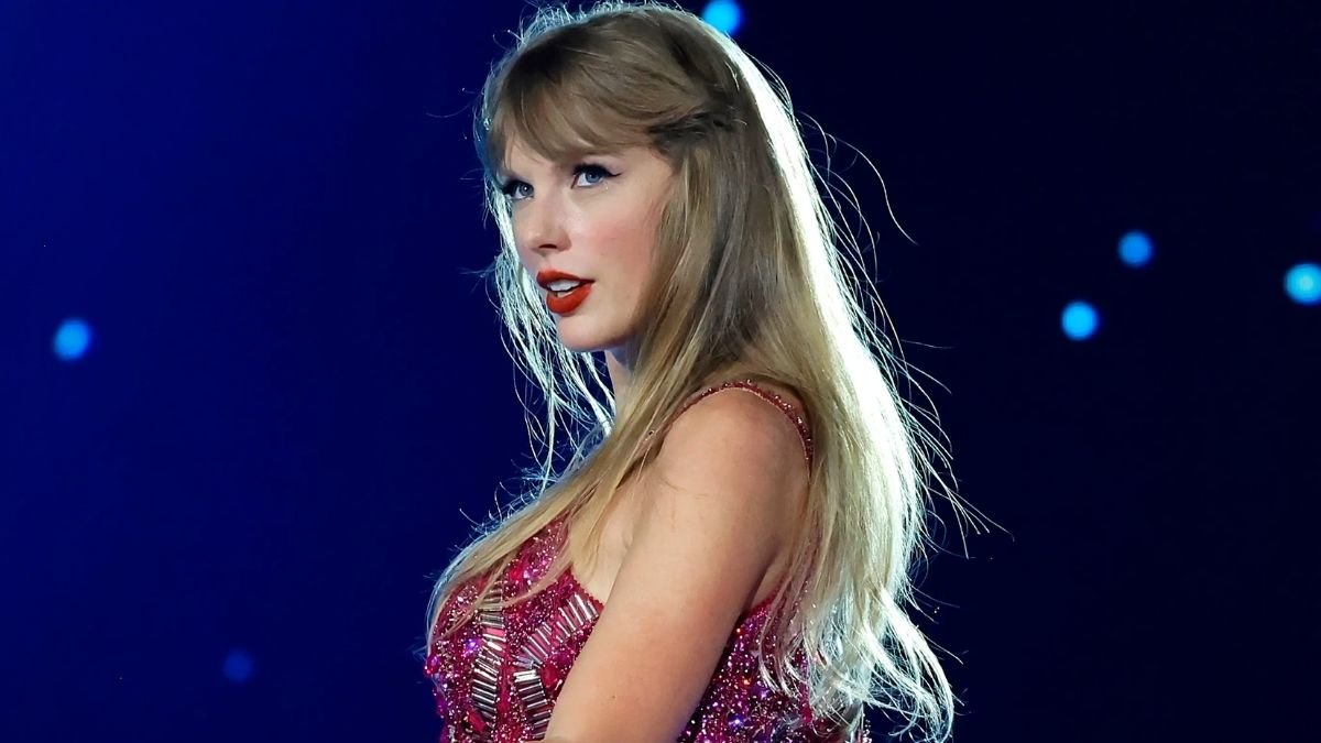 bchartsnet's tweet photo. Jornalista da UOL, Fefito diz que turnê de Taylor Swift terá mais demanda do que Beyoncé no Brasil: "A Beyoncé é nichada, é uma diva muito gay, muito pop. A Taylor Swift é de A a Z: todo mundo ama!" https://t.co/inUjoaNAWK