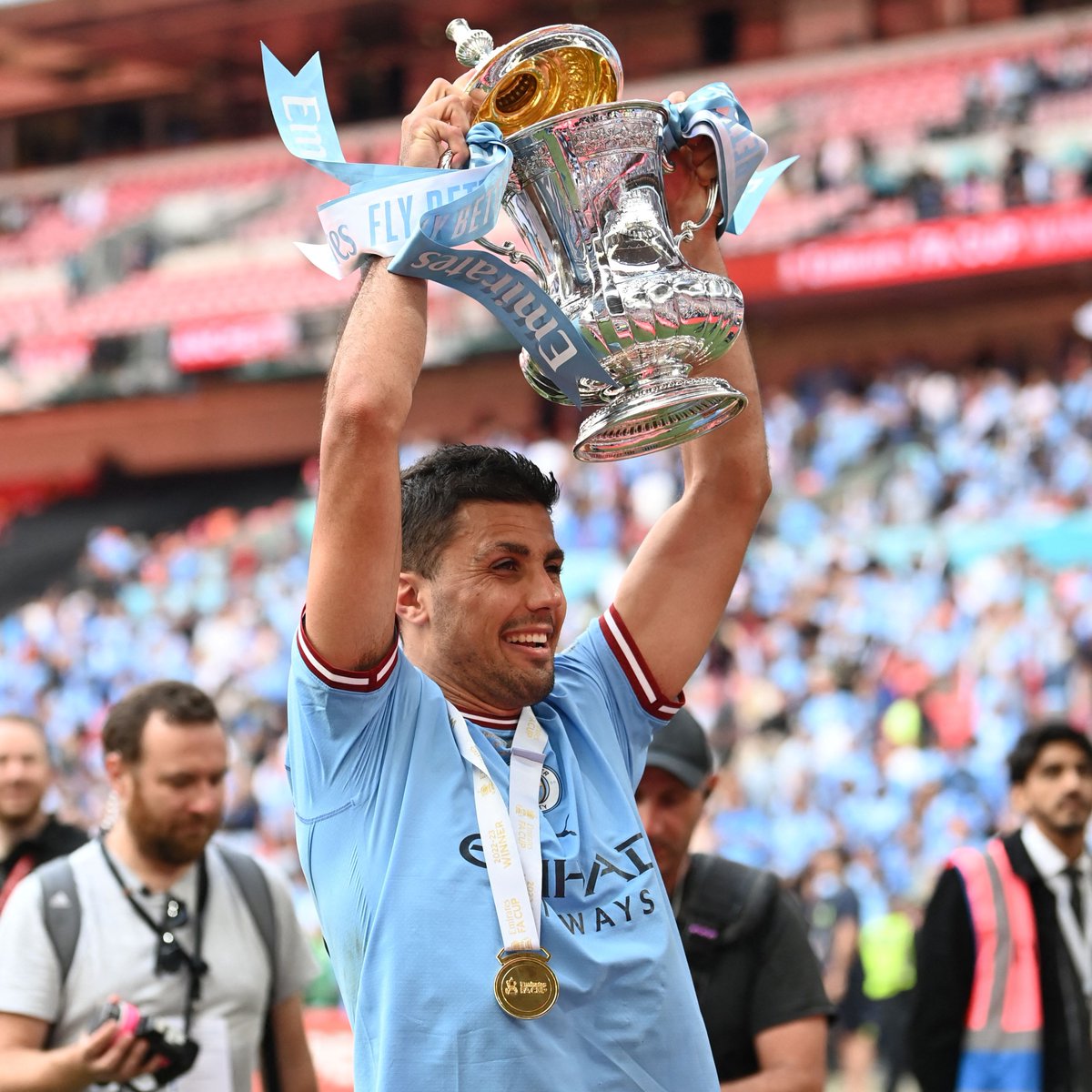 City_Xtra's tweet photo. The defensive midfielder in the world: Rodrigo. 🏆 https://t.co/ompxN8Yxpp