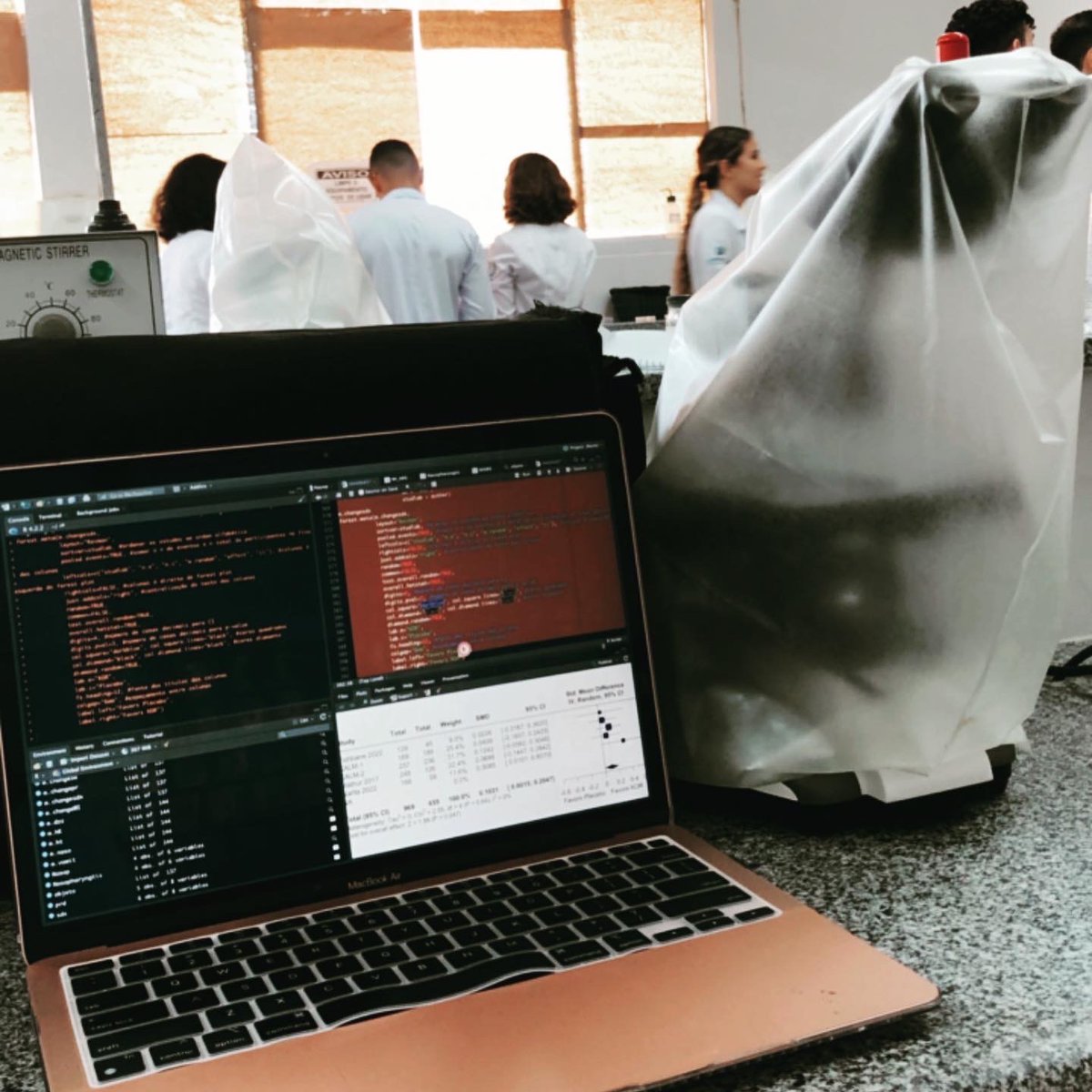 LarisHespanhol's tweet image. #scientific #research is one of the fascinating things in my world 🔬📰🌎
Aspiring scientist... I believe the photo conveyed that impression. Despite the scientific atmosphere of the first image, I do research with the help of a computer, databases, and #statisticalsoftware! #med