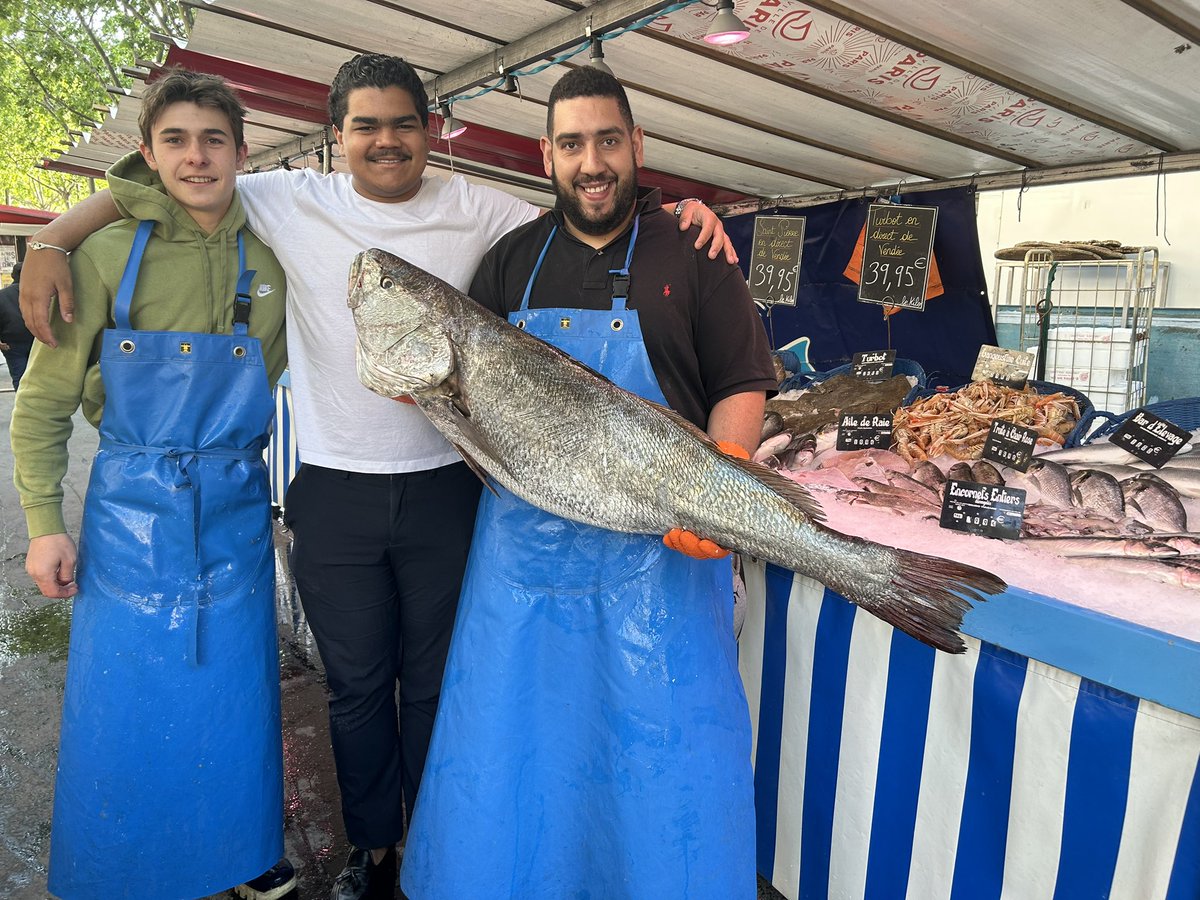 mrose_elie's tweet photo. Tous chez Rachid pour déguster de savoureuses pêches fraîches ! RDV hebdomadaire. #Paris8 #PlacedelaMadeleine https://t.co/1UGJqDaTfs