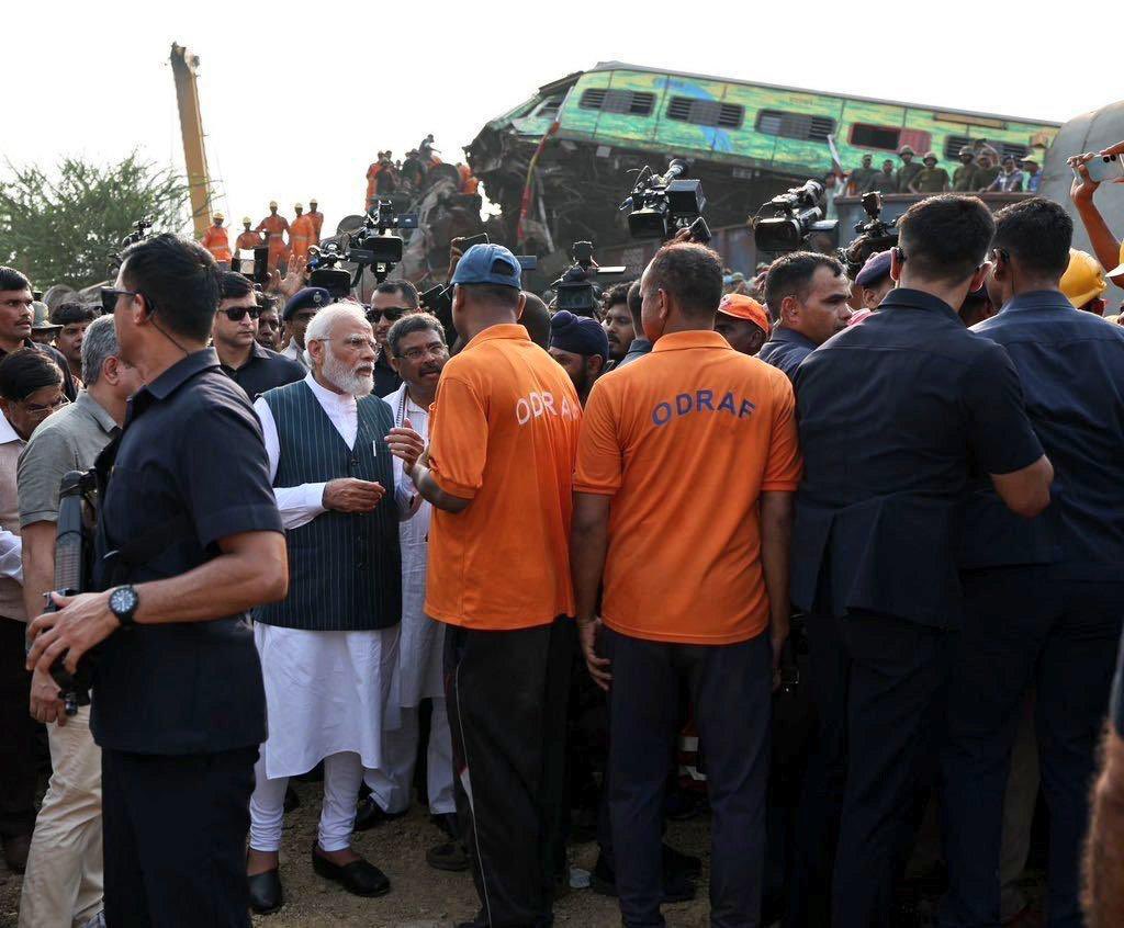 DrKirodilalBJP's tweet photo. माननीय प्रधानमंत्री श्री @narendramodi जी ने ओडिशा के बालासोर में हुए भीषण रेल हादसे के बाद घटनास्थल पर पहुंचकर स्थिति का जायजा लिया।

पूरा देश दुघर्टना में पीड़ितों के साथ मजबूती से खड़ा है। https://t.co/gD4AgpUFgp
