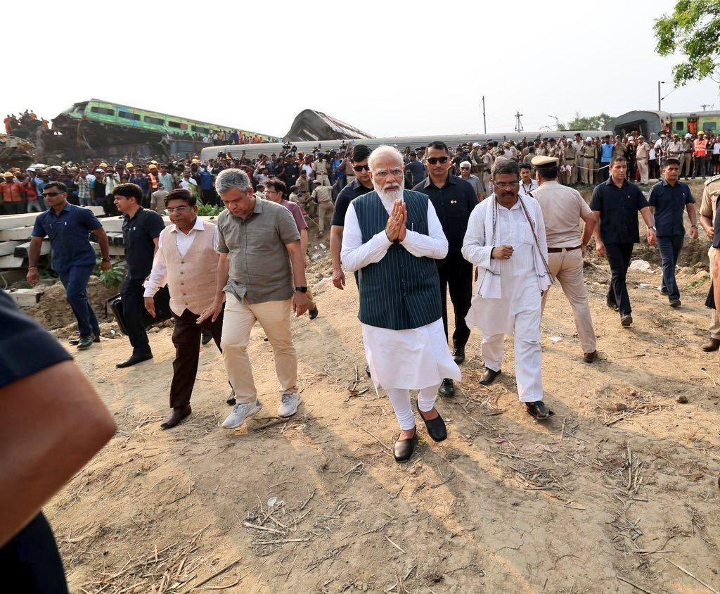 DrKirodilalBJP's tweet photo. माननीय प्रधानमंत्री श्री @narendramodi जी ने ओडिशा के बालासोर में हुए भीषण रेल हादसे के बाद घटनास्थल पर पहुंचकर स्थिति का जायजा लिया।

पूरा देश दुघर्टना में पीड़ितों के साथ मजबूती से खड़ा है। https://t.co/gD4AgpUFgp