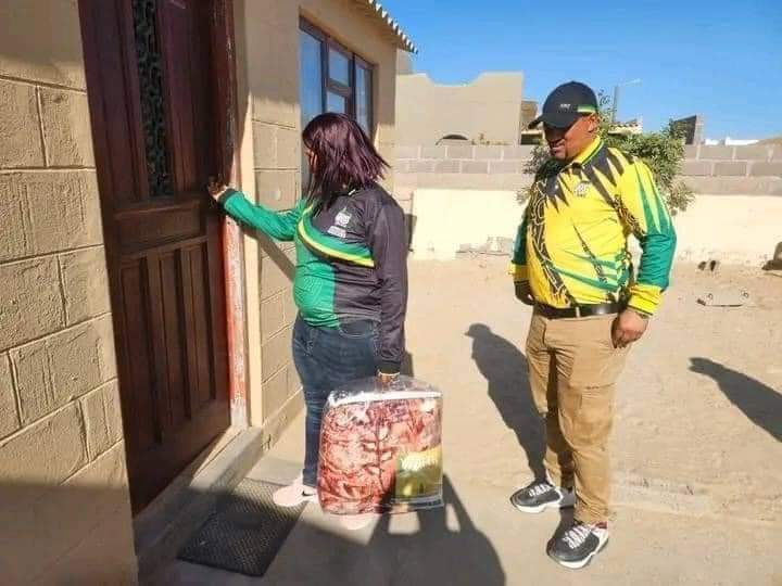 MmQwashu's tweet photo. They have started, it's election time, Let's make it a norm to chase away corrupt ANC in our homes. Don't open that door. https://t.co/7pS5qJdP1A