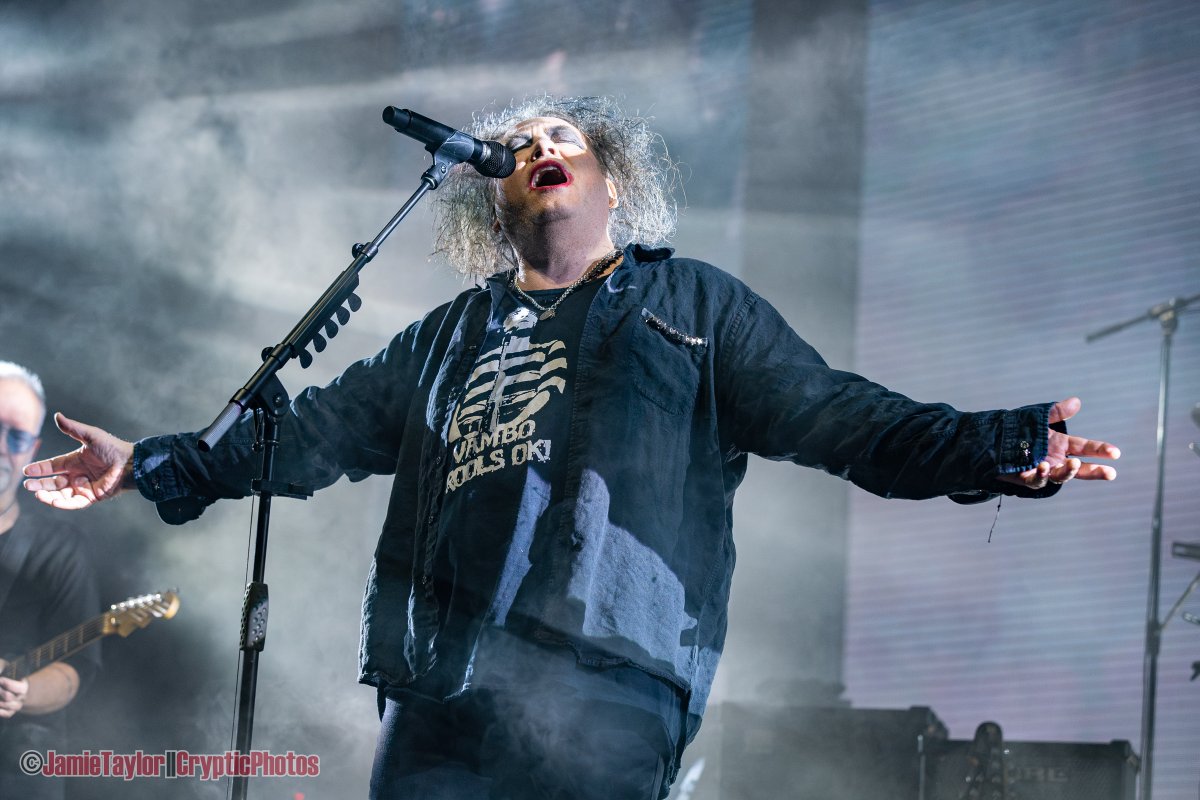 concertaddicts's tweet photo. Recap + photos of @thecure  and @thetwilightsad  performing at @RogersArena  in #Vancouver last night, by @cryptic_photos https://t.co/yj9uHNyc8T #TheCure https://t.co/gjTfwOBmOJ