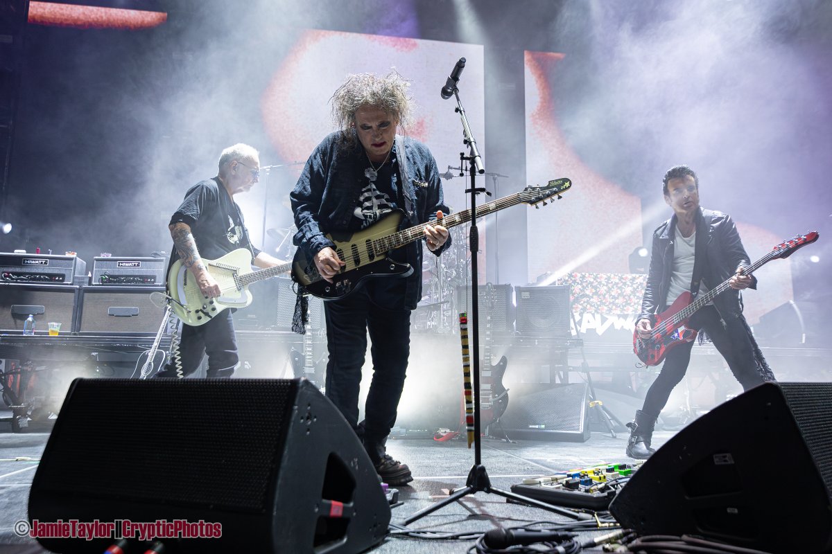 concertaddicts's tweet photo. Recap + photos of @thecure  and @thetwilightsad  performing at @RogersArena  in #Vancouver last night, by @cryptic_photos https://t.co/yj9uHNyc8T #TheCure https://t.co/gjTfwOBmOJ