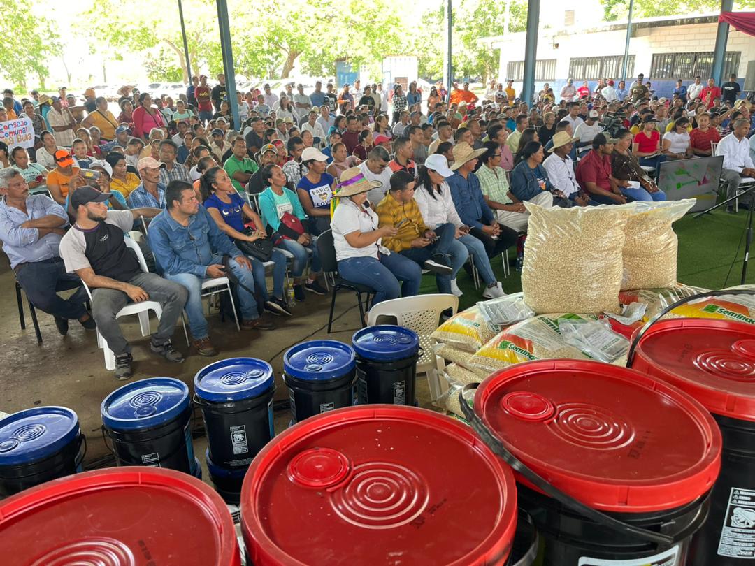 El programa de hoy se lo dedico a ustedes; campesinos y campesinas, productores y poder popular, que batallan desde las bases productivas para el resurgimiento económico de nuestro país.

Confío en ustedes y en este proyecto, 

¡Venceremos produciendo!