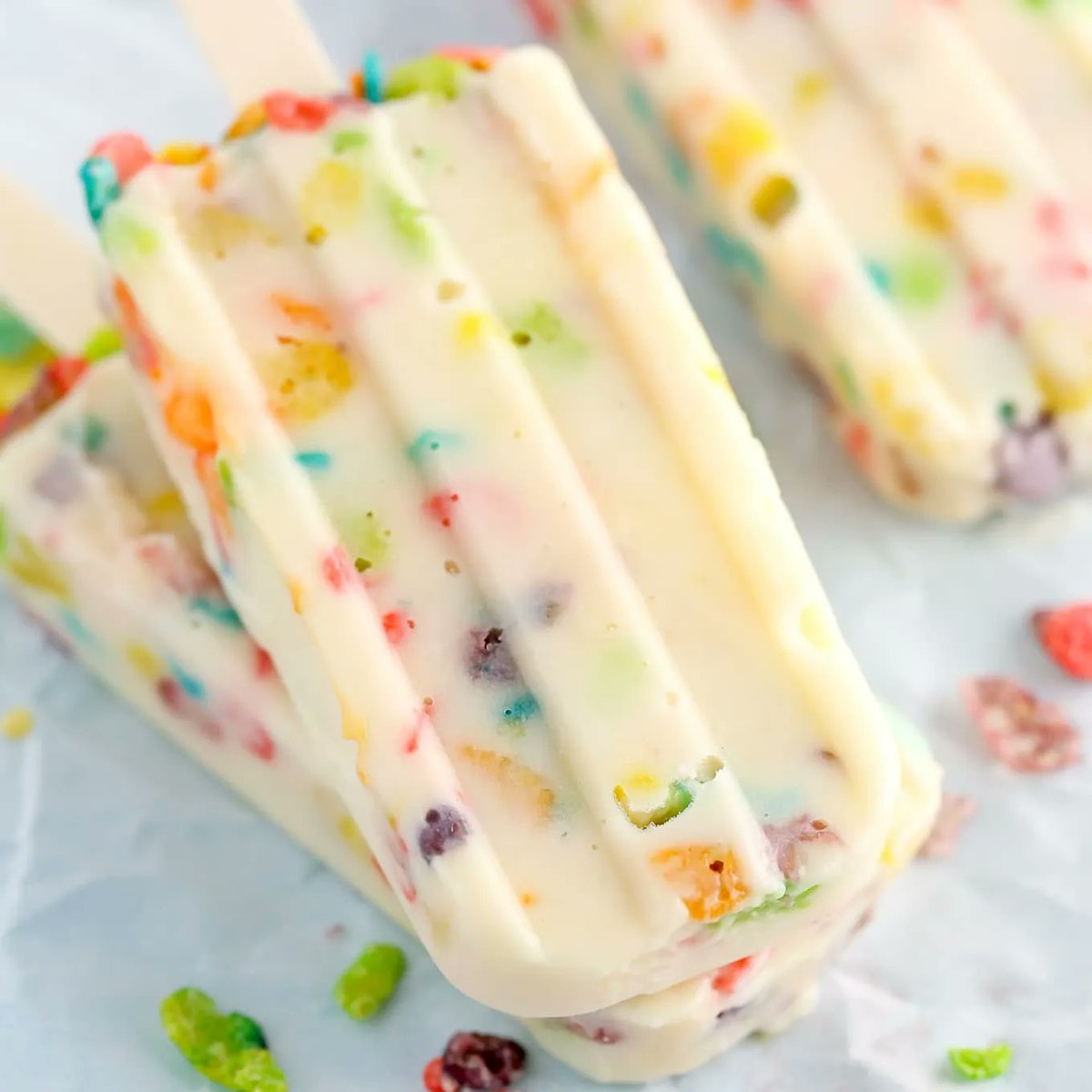 livewellbake's tweet photo. Three ingredient pudding pops filled with Marshmallow Fruity Pebbles! These Marshmallow Fruity Pebbles Pudding Pops make an easy and delicious summer treat! #puddingpop #fruitypebbles #popsicles #summerdessert https://t.co/xRU6pEoNks https://t.co/72pkcN8Y6g
