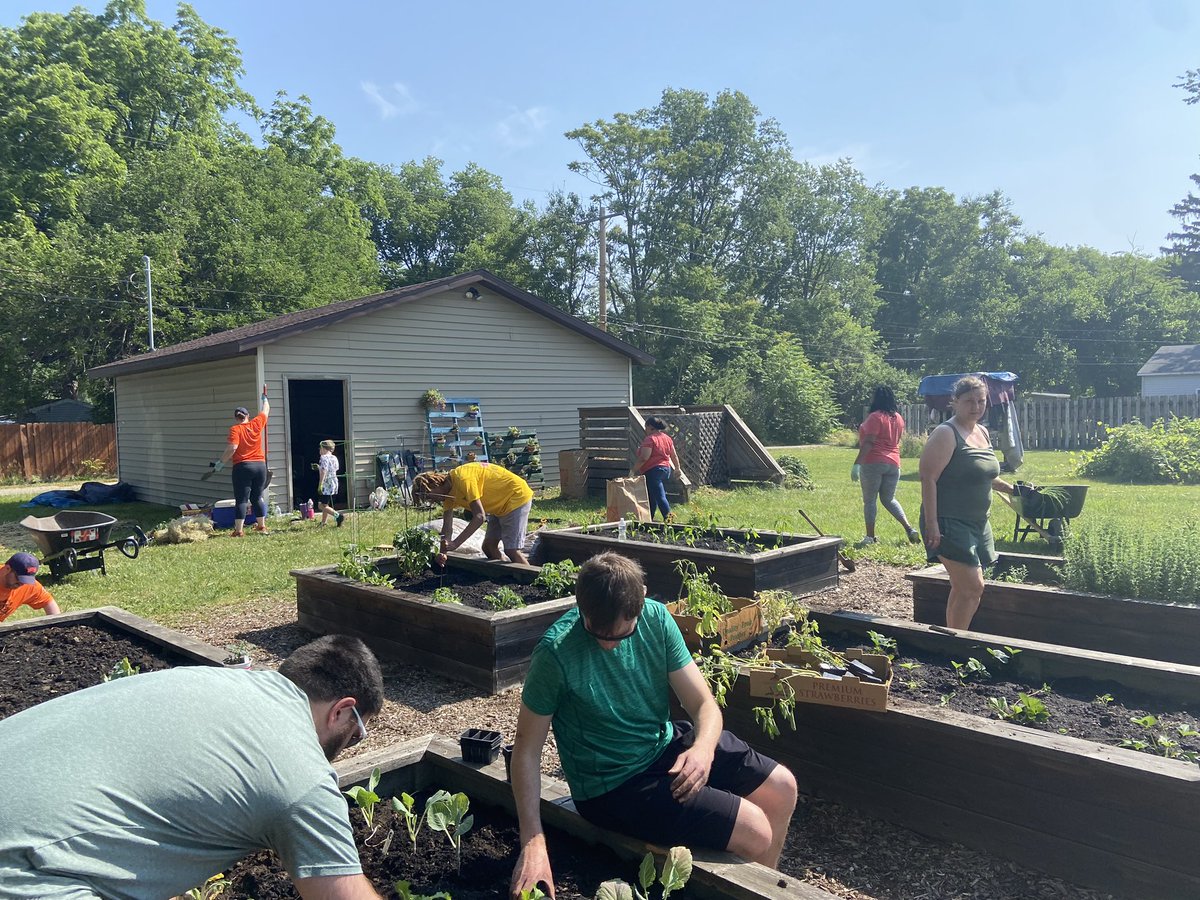 LibbyEMiller's tweet photo. Great morning for @IlliniAthletics and @HFHChampaign to partner up and tackle the community gardens! Under the supervision of the cutest guy in town! 💙🧡 https://t.co/74pvV4bQJV