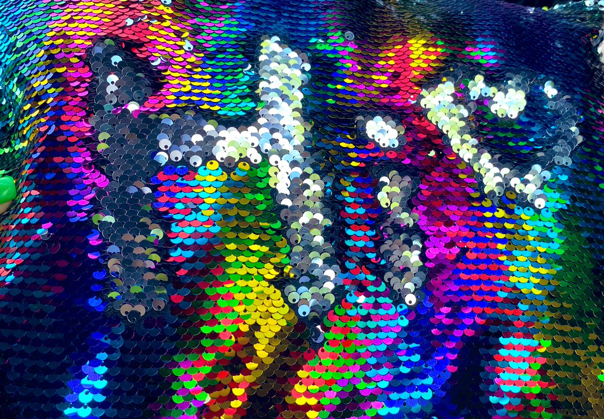 ~Hi everybody ❤️‍🔥

While I was on the road, I found such a cool pillow in the car

It's just great for the background🤩

The shopping list has been replenished 😅
I even looked at a few photophones

#NFTartist #NFTCommunity #artwork