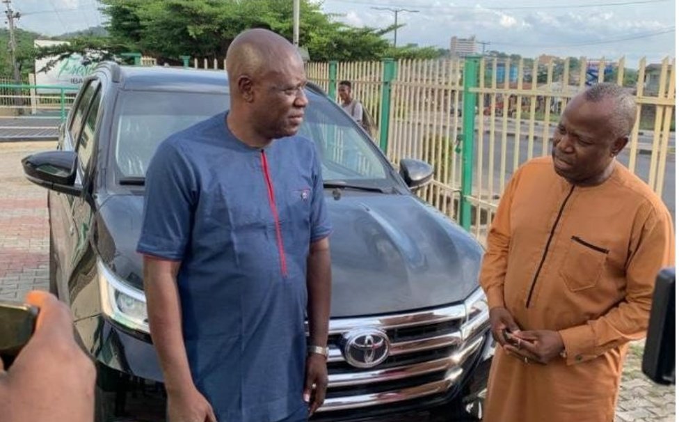 Governor Seyi Makinde Gifts FreshFM Broadcaster, Mayor Isaac Brown, A Toyota Rush 2022 Model On His Birthday

#InsideOyo