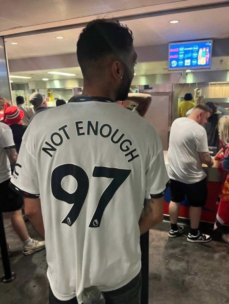FaktaSepakbola's tweet photo. 🚨𝐁𝐑𝐄𝐀𝐊𝐈𝐍𝐆!

Seorang Oknum fans Manchester United telah ditangkap oleh kepolisian setempat karena menggunakan Jersey “Not Enough” Nomor 97.

Untuk konteks orang ini mengenakan atasan yang bertuliskan "tidak cukup" dengan nomor 97, ini menyiratkan kepada 97 orang yang kehilangan nyawanya di Tragedi Hillsborough. Miris🤮🤢